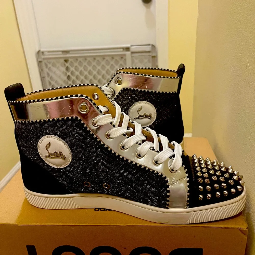 クリスチャン ルブタン　LOUIS FLAT SPIKES  FLAT/SILVER Christian Louis Mens Flat Spike Silver Gold High Top Sneakers